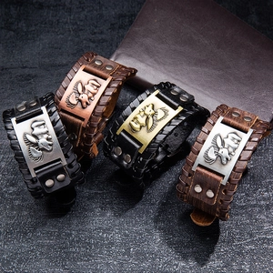 Bracelet nordique vintage en cuir avec renne en relief et rivets métalliques sur pierre