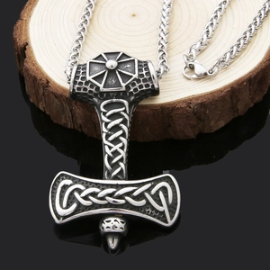 Détail macro du pendentif Marteau de Thor Mjölnir viking avec nœuds celtiques sur bois