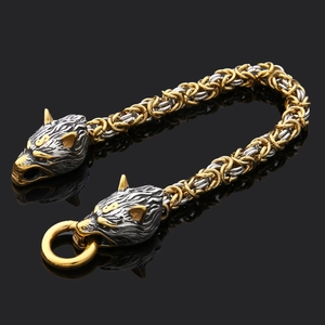 Détail macro du bracelet tête de loup Viking avec chaîne byzantine et fermoir anneau doré