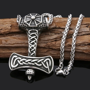 Vue détaillée du marteau de Thor viking avec des motifs de nœuds celtiques