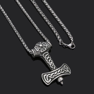 Détail macro du pendentif marteau de Thor viking avec motifs celtiques sur chaîne épi