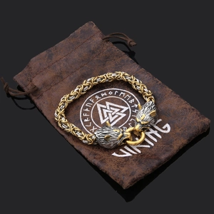 Détail du bracelet Viking tête de loup en acier inoxydable avec finition or et argent
