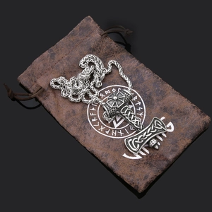 Gros plan détaillé du pendentif Viking Arbre de Vie sur une pochette avec une chaîne tressée