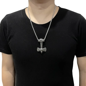 Détail du pendentif marteau de Thor argenté avec motifs de nœuds vikings