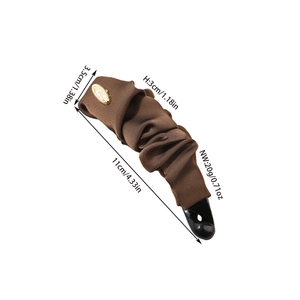 Pince à cheveux banane en satin plissé marron avec boucle dorée élégante fond blanc