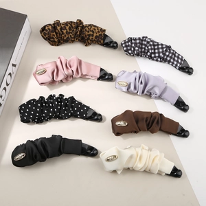 Barrettes bananes plissées en satin en huit couleurs pour une coiffure volumineuse