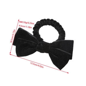 Détail du chouchou en velours noir avec mesures de taille de 12,5 x 10,5 x 3 cm