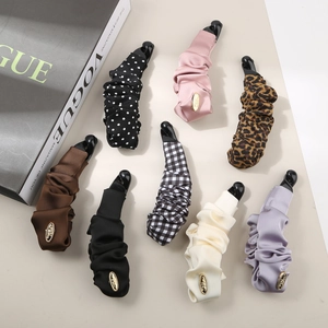 Vue détaillée de huit pinces banane en velours aux motifs et couleurs variés pour cheveux