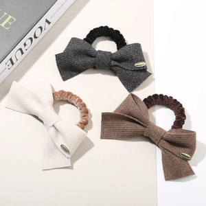 Lot de trois chouchous en velours avec nœuds en tissu côtelé et accents en métal doré