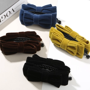 Lot de quatre barrettes bananes en velours bleu marine, moutarde, marron et noir chic