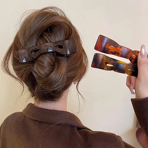 Trois pinces à cheveux noeud en acétate motifs écaille de tortue et marron foncé chic