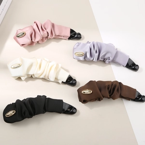 Vue détaillée de cinq pinces à cheveux banane en satin multicolore avec boucles dorées