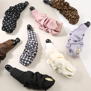 Lot de 8 barrettes banane en satin coloré avec motifs élégants et breloques métalliques