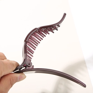 Vue détaillée des dents internes d'une barrette banane en résine marron pour cheveux