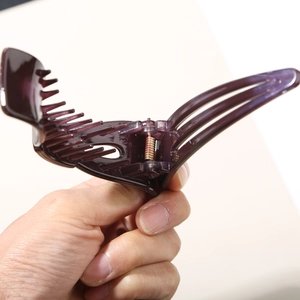 Grande pince à cheveux translucide violet foncé à prise forte tenue en main