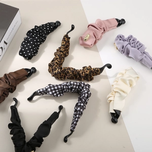 Barrettes bananes plissées en satin élégantes en divers motifs comme léopard et pois