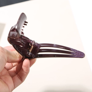 Pince à cheveux violet foncé avec finition brillante et ressort métallique