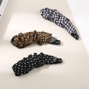 Vue détaillée de barrettes bananes avec motifs à carreaux léopard et à pois en tissu