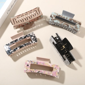 Vue détaillée de cinq pinces à cheveux en acétate rectangulaires aux motifs marbre et fleurs