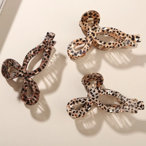 Three-piece set of leopard print hair claws with elegant hollowed-out butterfly design