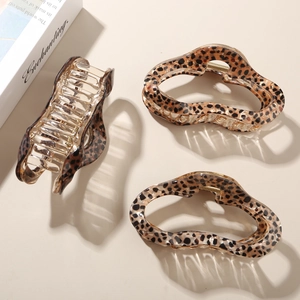 Set of three leopard print acetate hair claws with wavy design and golden springs