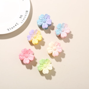 Vue détaillée d'un lot de six pinces à cheveux en forme de fleurs aux couleurs dégradées
