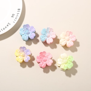 Vue à plat de six pinces à cheveux fleurs dégradées de 4 cm avec finition mate sur fond beige