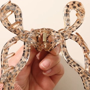 French retro leopard print acetate claw clip with a strong spring and matte finish