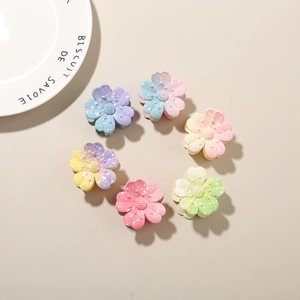 Vue détaillée de six pinces à cheveux en forme de fleurs dégradées disposées en cercle