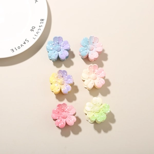 Détail de 6 pinces à cheveux fleurs colorées avec un fini mat macaron