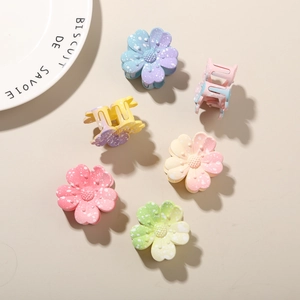 Détail de 6 pinces à cheveux fleurs dégradées avec finition mate et motifs mouchetés blancs