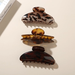 Detailansicht von Haarklammern mit Leopardenmuster, Schildpattoptik und Metallfeder