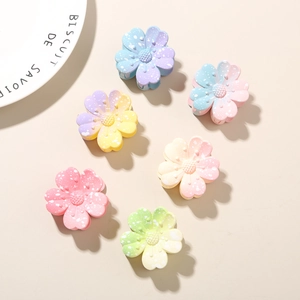 Vue détaillée de 6 pinces à cheveux fleurs mates dégradées avec texture mouchetée