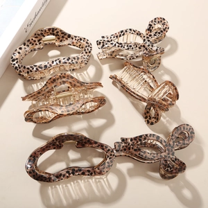Set di eleganti mollette per capelli in acetato con stampa leopardata in varie forme
