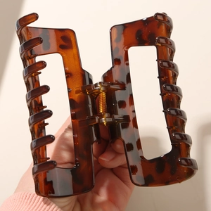 Makroaufnahme der Haarspange mit Leopardenmuster, Metallfeder und dunklem Bernstein-Finish