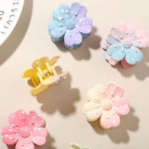 Détail de pinces à cheveux fleur dégradée 4cm avec texture mate et points blancs décoratifs