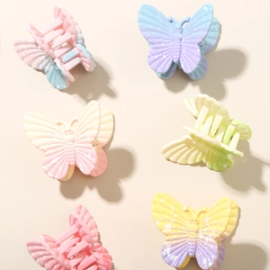 Lot de six pinces à cheveux papillon dégradées avec points blancs sur fond beige uni