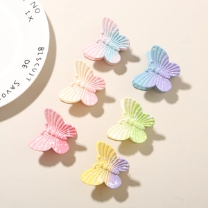 Vue détaillée de six pinces à cheveux papillon aux couleurs dégradées et textures 3D