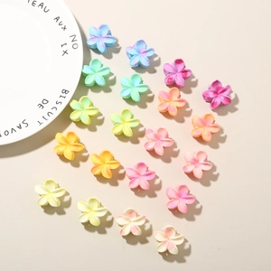 Vue détaillée des pinces à cheveux plumeria avec un fini mat dégradé et clip à ressort