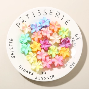 Vue détaillée des pinces à cheveux à fleurs colorées en résine mate dégradée