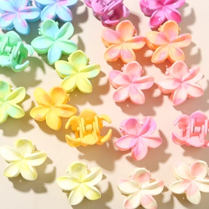 Pinces à cheveux fleurs de frangipanier colorées avec fini mat et dégradé de couleurs