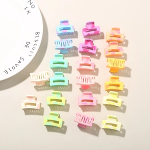 Vue détaillée de pinces à cheveux pastel au fini mat avec un design carré évidé élégant