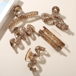 Set of 5 tortoiseshell pattern acrylic hair claws in amber finish for women's styling