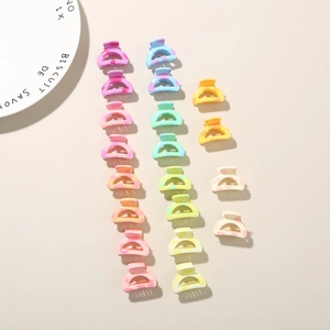 Vue de dessus de mini pinces à cheveux à motif marbré aux tons acidulés colorés