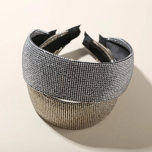 Détails des strass étincelants sur les serre-têtes larges pour femmes au style élégant