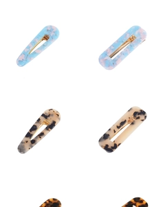 Détail de barrettes en acétate, formes goutte et rectangle avec effet marbré