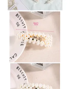 Détail d'une barrette dorée de 7,5 cm avec perles nacrées sur une assiette vintage chic