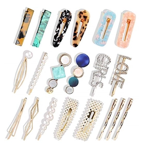 Détails d'un lot de 20 barrettes en acétate marbré avec lettrage en strass