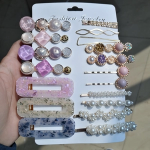 Détail d'un lot de 14 barrettes à cheveux en acrylique avec effet marbre et perles fines