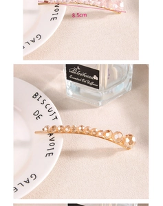 Vue détaillée d'une pince à cheveux de 8,5 cm avec perles en cristal rose sur plateau